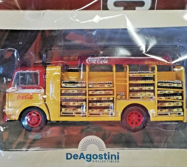 Une Photo D'un Camion De Pompiers D'époque Exposé Dans Une Caserne De
