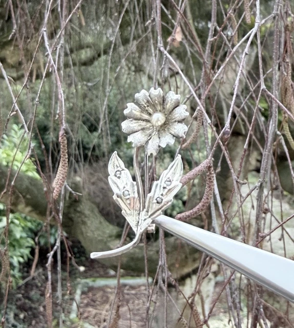 Ancienne broche en argent massif en forme de fleur avec strass
