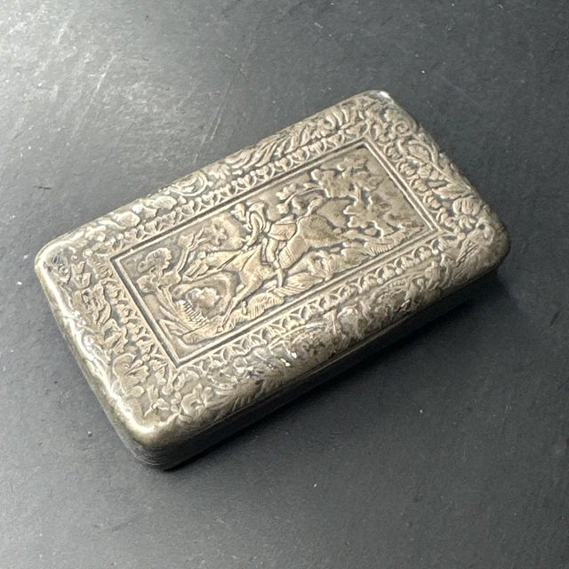 PETITE BOÎTE EN ARGENT MASSIF - Objets de curi
