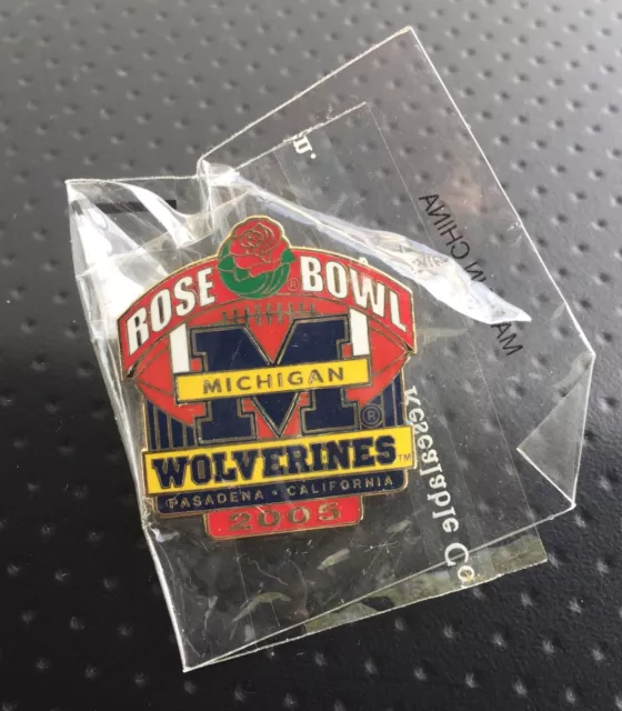 MICHIGAN FOOTBALL 2005 ROSE BOWL PIN WOLVERINES vs TEXAS Longhorns Sealed s9