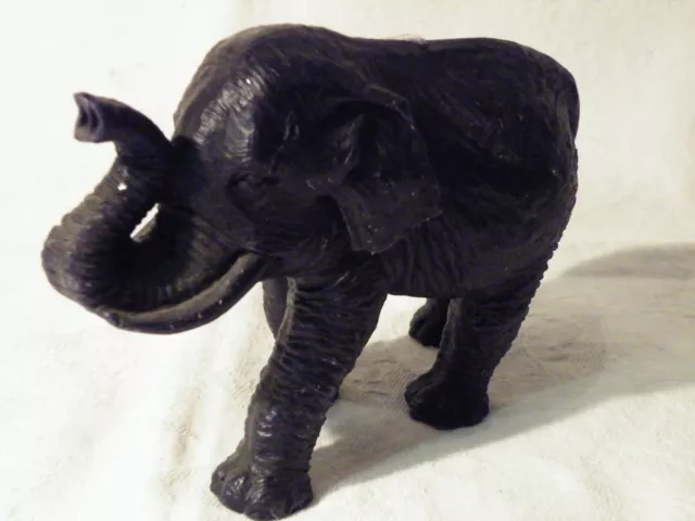 STATUETTE ELEPHANT - BOUGIE DE COULEUR NOIRE (vraiment noir, pas marron )