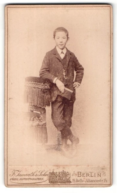 Fotografie F. Jamrath & Sohn, Berlin, Portrait dunkelhaariger Junge im Anzug