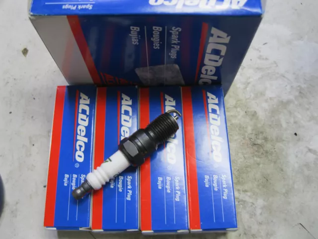 4 Spark Plugs Conventional ACDelco R44LTS (4 pack) (minor surface rust)