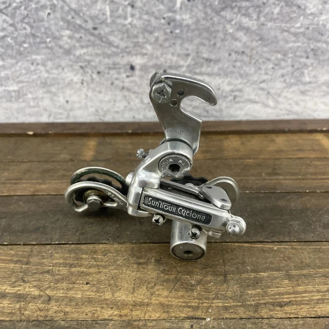 Ancien boulon de cage courte dérailleur arrière Suntour ARX sur vélo de