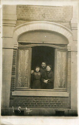 HIRSON Carte PHoto rue à identfier Famille à la fenêtre de son logement en 1913