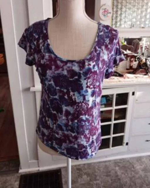 Simply Vera Vera Wang Purple & Blue Rose Short Sleeve Tee Shirt.  Size PLarge.