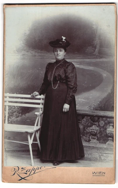 Fotografie R. Zapper, Wien, Favoritenstr. 81, Wohlhabende Dame mit schwarzem Kl