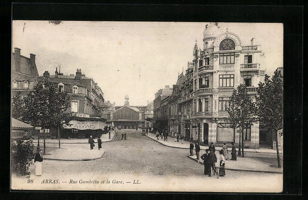 CPA Arras, Rue Gambetta et la Gare, La Gare avec vue de la rue 1914