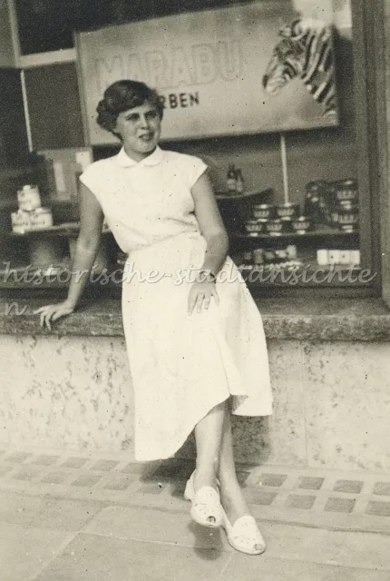 Marabu Colores - Mujer Joven En Blanca Vestido antes De Escaparate - Antiguo