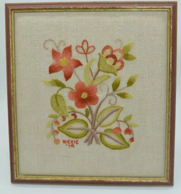 Flor bordada crewel vintage con fecha 1979 flor silvestre rosa/naranja verde amarillo