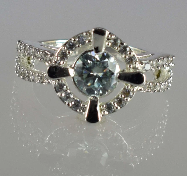 Collier avec pendentif solitaire en or blanc 14 carats 1/2 carat en fo – Haus of Brilliance
