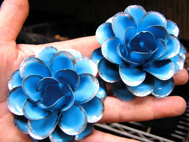 2 rosas grandes de metal azul envejecido, flores para artesanías, joyas, adornos