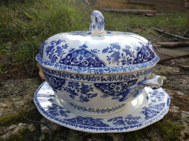 SOUPIÈRE EN FAÏENCE DE GIEN modèle DELFT ET SON PLAT