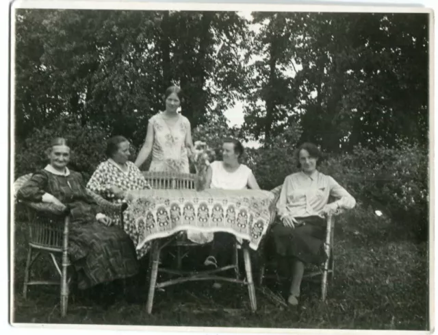 Orig. Foto NEUSALZ /Oder /NOWA SÓL Frauen in Garten 20/30er Ja.