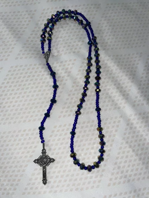 Collar católico con cuentas azules profundas rosario medalla suelo santo cruz crucifijo