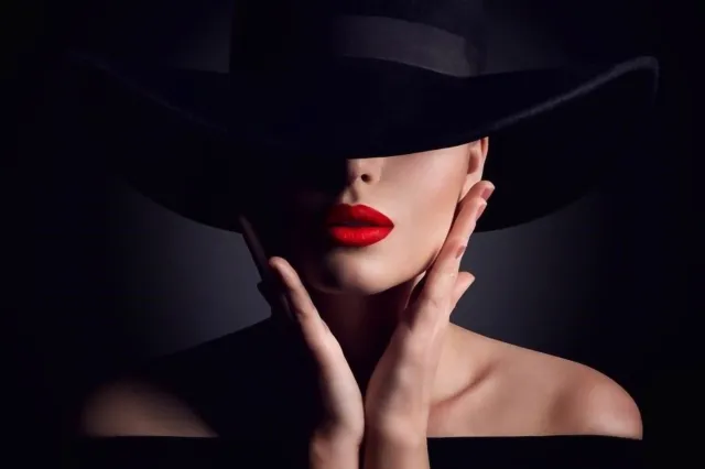 Frau mit Hut, rote Lippen, Fotodruck 20x30 cm glänzend, Schönheit Mode Design