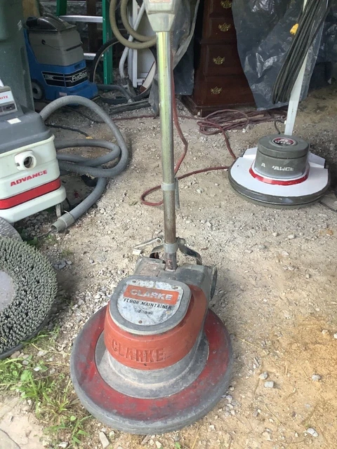 Advance Wet/Dry Vacuum- 5 gal- includes 2 hoses, 2 wands, one squeege head
