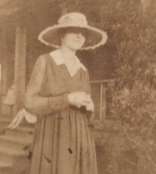 5B Photograph Slightly Blurry Pretty Woman Big Hat Portrait 1920's