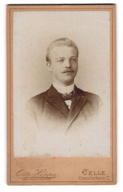 Fotografie Otto Hoppe, Celle, Altencellerthorstrasse 7, Junger Mann mit zurückg