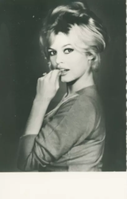 BRIGITTE BARDOT 1960s VINTAGE FRENCH POSTCARD CP CARTE POSTALE PHOTO #32