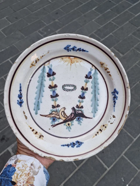 Assiette en faïence décor Oiseaux de Mariage ? Nevers ? Moustiers ? XVIIIéme