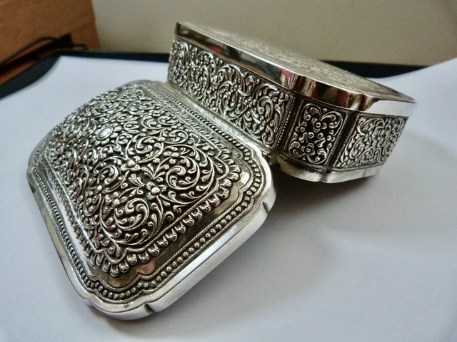 c1880 - SOLID SILVER - INDIAN CUTCH (KUTCH) EMBOSSED BOX - 186.1 GRAMS