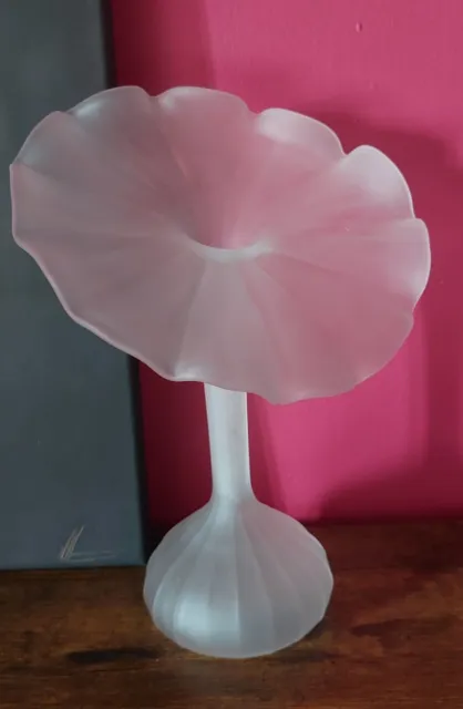Vase ANCIEN / VINTAGE soliflore en verre satiné opaque Blanc en forme de fleur