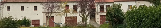 Maison  individuel avec plage privée, grand jardin, nombreuses dépendances. 