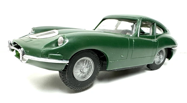 Circuit 24 réf 8205 - Jaguar Type E Verte N°8 Jantes Blanc Cassé en