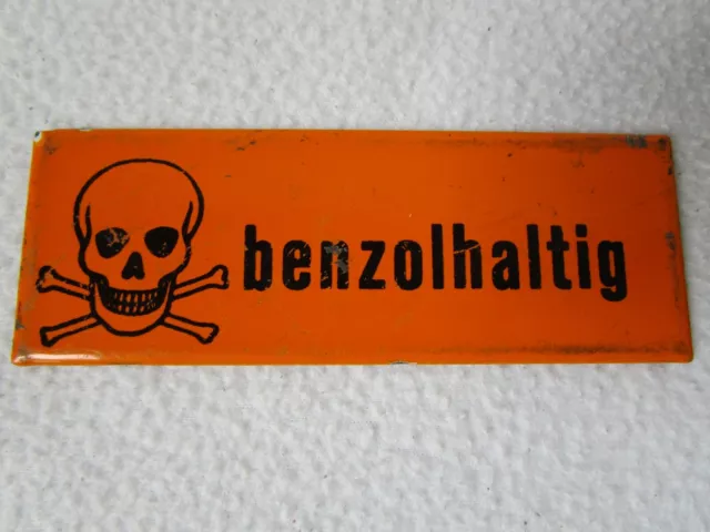 altes Emailschild Emaille Totenkopf benzolhaltig 10,5x4cm Emaille-Schild orange