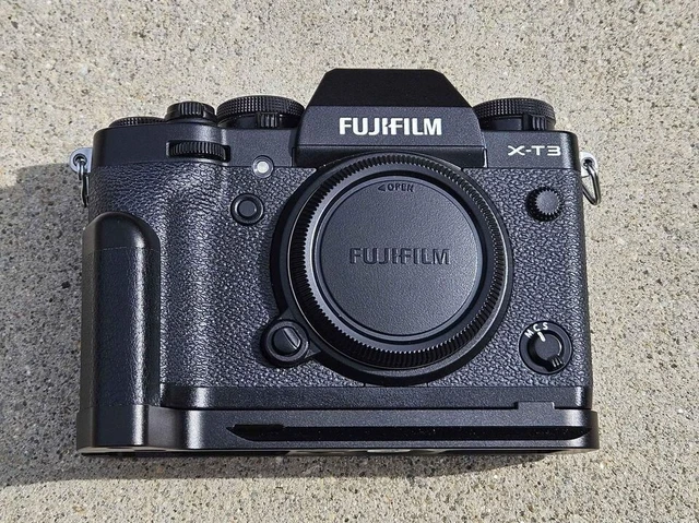 Fujifilm X-T3 26.1MP Digital Camera Black, Body Only Low shutter count with grip