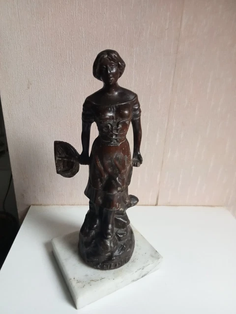 Statue Régule Femme  Paysanne au Champs  sur Socle