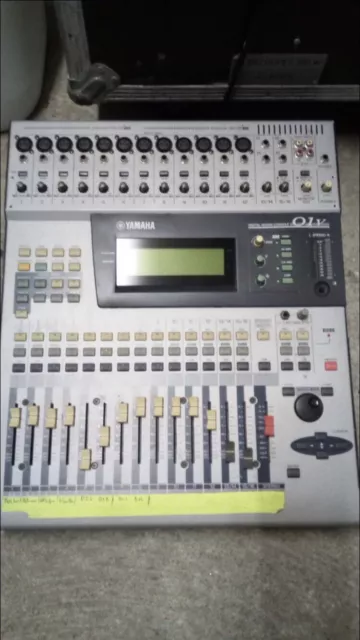 Yamaha Numérique Console de Mixage 01V Mixer Avec Flighcase