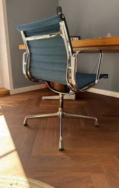 Vitra Eames Alu Chair EA 107 108 Hopsack Armlehnen petrol blau