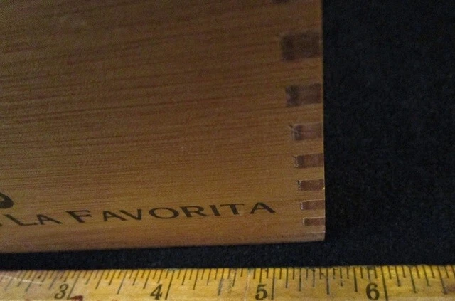 Robustos La Favorita - Wooden Cigar Box ONLY - From Canary Islands (Spain) 9