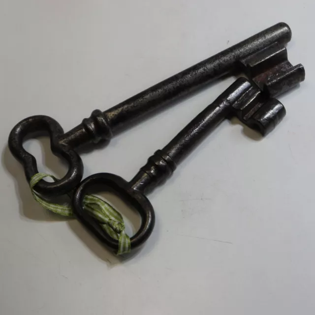 2 große, historische Schlüssel, Eisen, 13 / 18 cm = 380 g