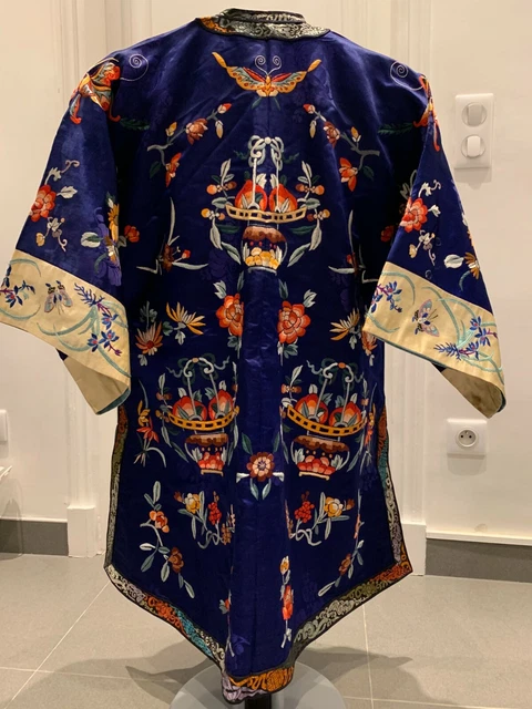 Chine / Dynastie Qing - Robe de cour en soie à décor de prunus, pêches, fleurs