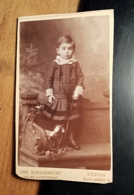kleines Kind mit Spielzeug Pferd - ca. 1880er CDV Christoph Schildknecht Fürth