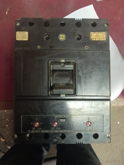 SQUARE D JKL CIRCUIT BREAKER JKL3400F 400AMP 600VOLT 3POLE W/250A TRIP Fine