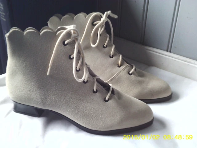 bottines lacées neuves daim beige  .t 38.(J/Y/V)