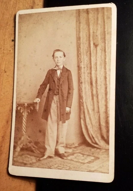 stehender Junge - Kulisse ca. 1860/70er CDV Schildknecht Fürth