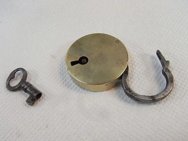 Cadenas de coffre, fer forgé, complet de sa clef forée, le mécanisme