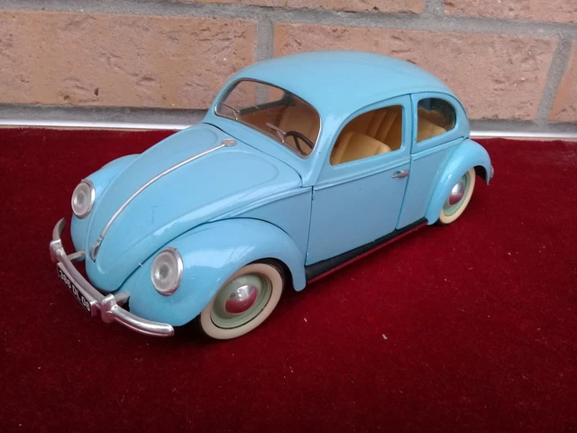 VOLKSWAGEN COCCINELLE berline 1949 bleu pétrole 1/17 no 1/18 SOLIDO