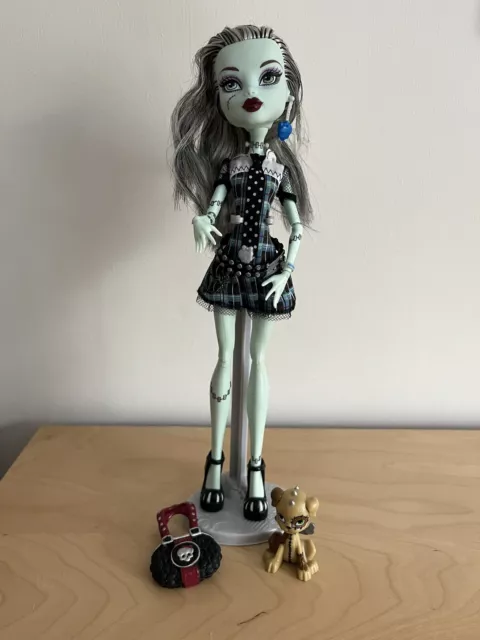 Monster High Doll - Frankie Stein - First Wave 2008 +Stand Gold Elastics