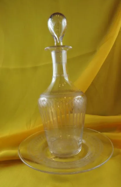 ancienne petite carafe XIXe en verre gravé et une coupelle en cristal XIXe