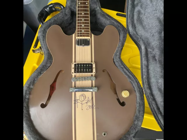 TOM DELONGE USA Gibson Guitar ES 333 Signed in person by Tom