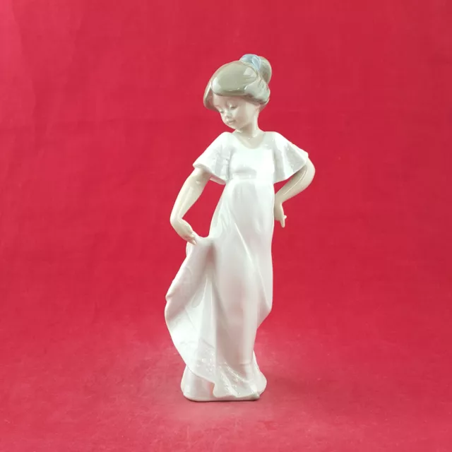 Nao By Lladro Figurine - How Pretty - L/N 3298