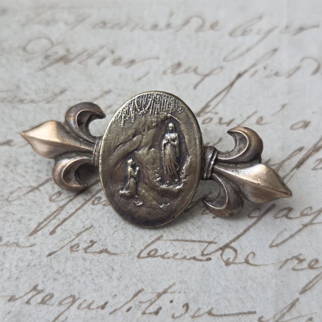Broche Ancienne En Métal Argenté Fleur De Lys - Bijou Vintage Français, Occasion Avec Usures