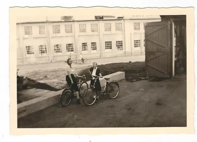 32/389  Foto Firma  Karl Meinzer 1952 Iserlohn  Firmengelände Fahrrad