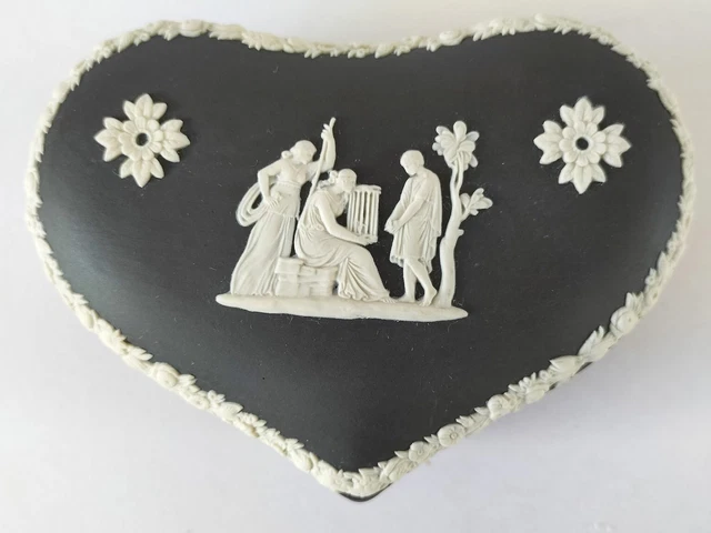Wedgwood Noir - Boîte à Bijoux Cœur en Forme De Groupe Avec Cage